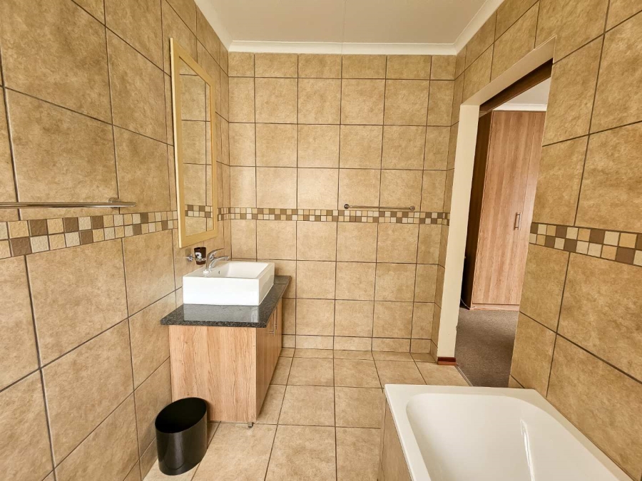 2 Bedroom Property for Sale in Langenhovenpark Free State